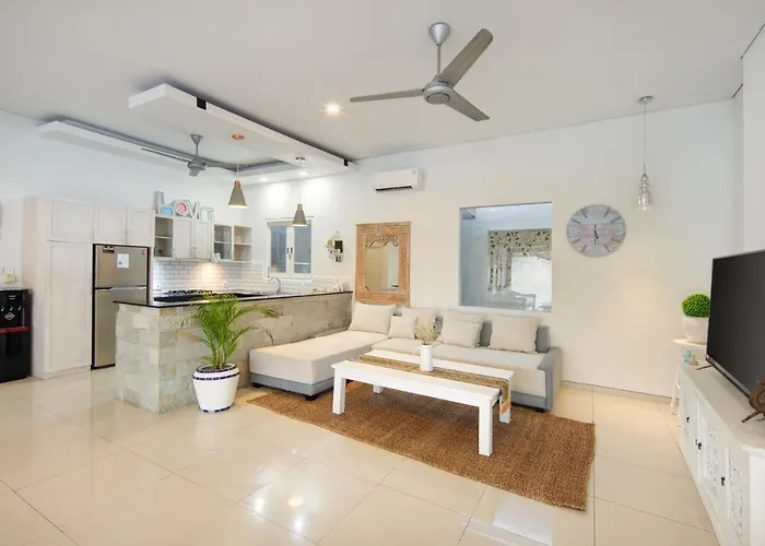 3br Private Pool , Short Walk To The *