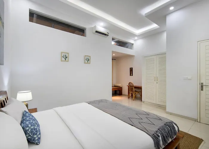 3br Private Pool , Short Walk To The *